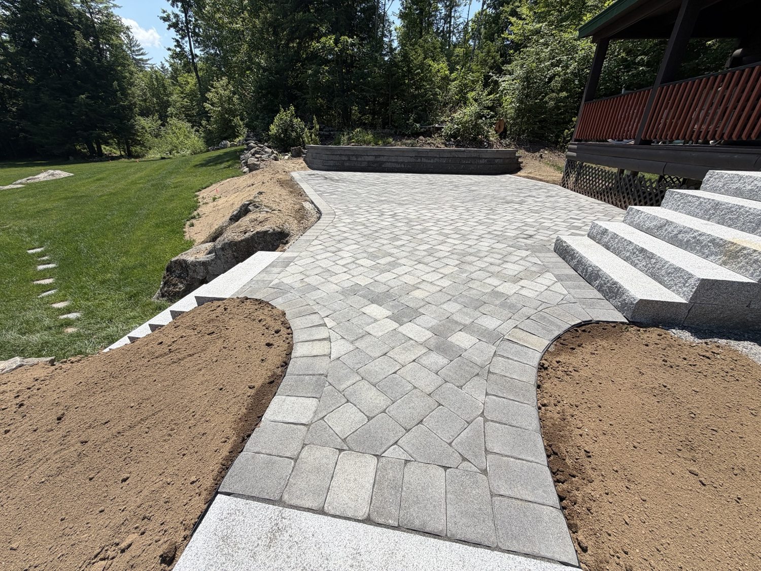 Paver patio with retaining wall