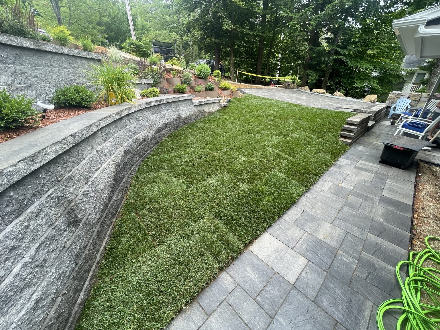 Curved retaining wall and walkway
